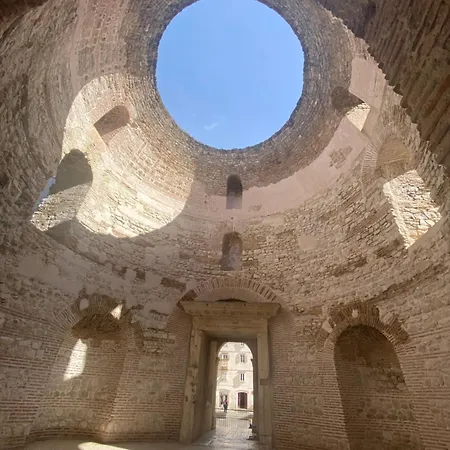 Dome Apartment Split